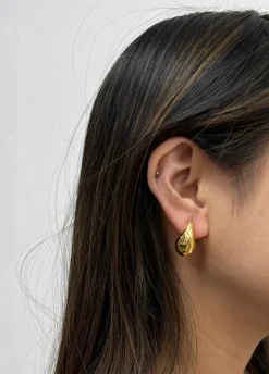 Mini Waterdrop Earring In Gold by SVNX